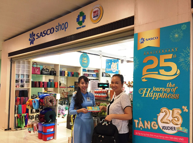 Khach_hang_nhn_voucher_u_ai_25_ti_h_thng_ca_hang_ban_l_SASCO_Shop_4